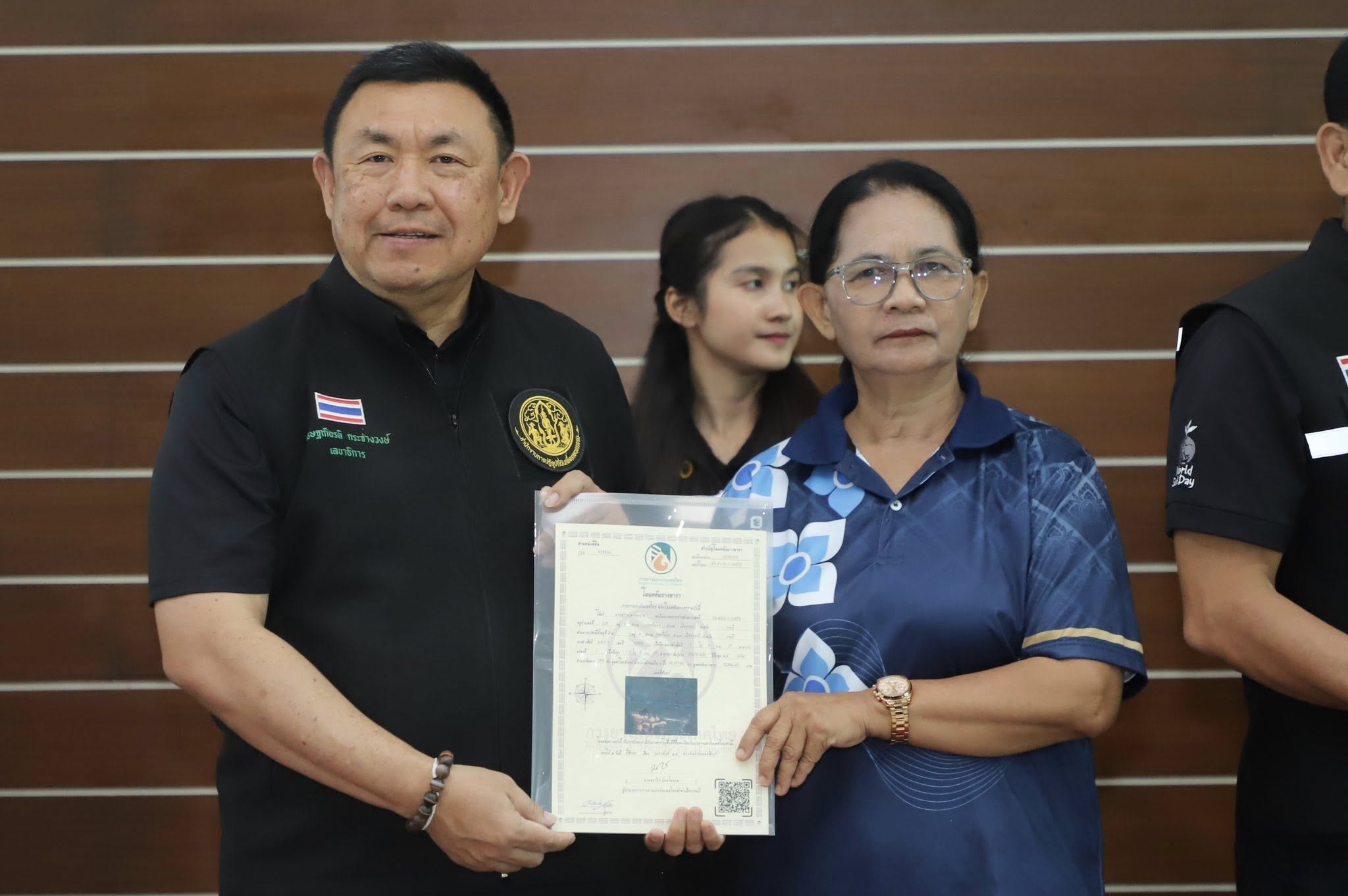 title - รมช.เกษตรฯ มอบโฉนดเพื่อการเกษตร โฉนดต้นไม้ ยกระดับที่ดินทำกินในกระบี่ หนุนเกษตรกรเข้าถึงแหล่งทุน